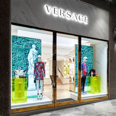 negozio versace bologna|Trova la boutique Versace più vicina .